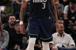 包含浓眉哥在澳大利亚队比赛中精彩发挥，突破纪录引发热议！的词条